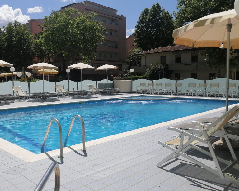 media.Slide_Piscina_2HotelAbacus_Cesenatico