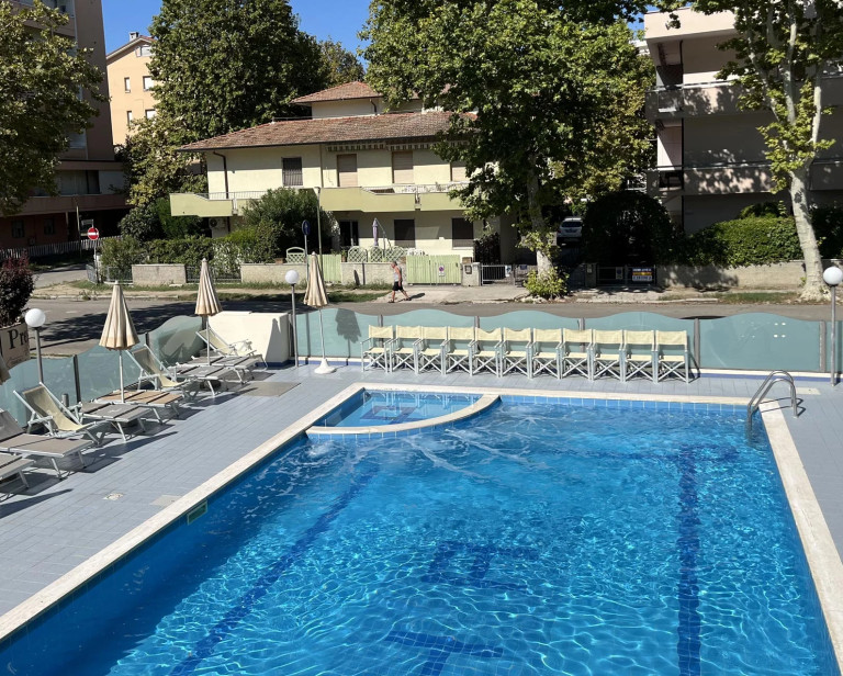 media.Slide_Piscina_4HotelAbacus_Cesenatico