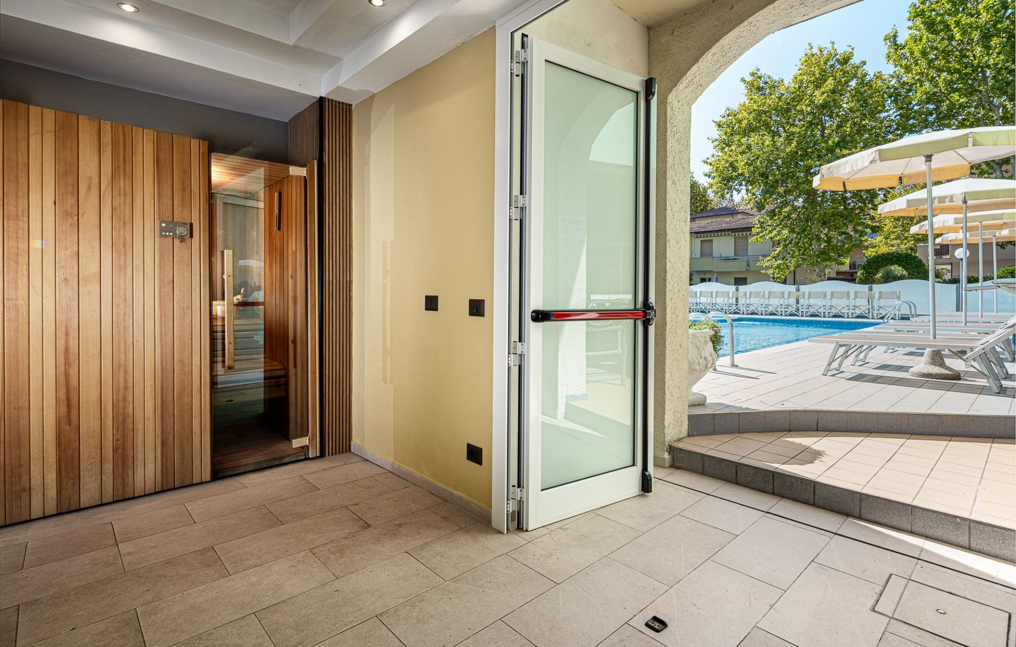 media.area_benessere_vista_piscina_sauna